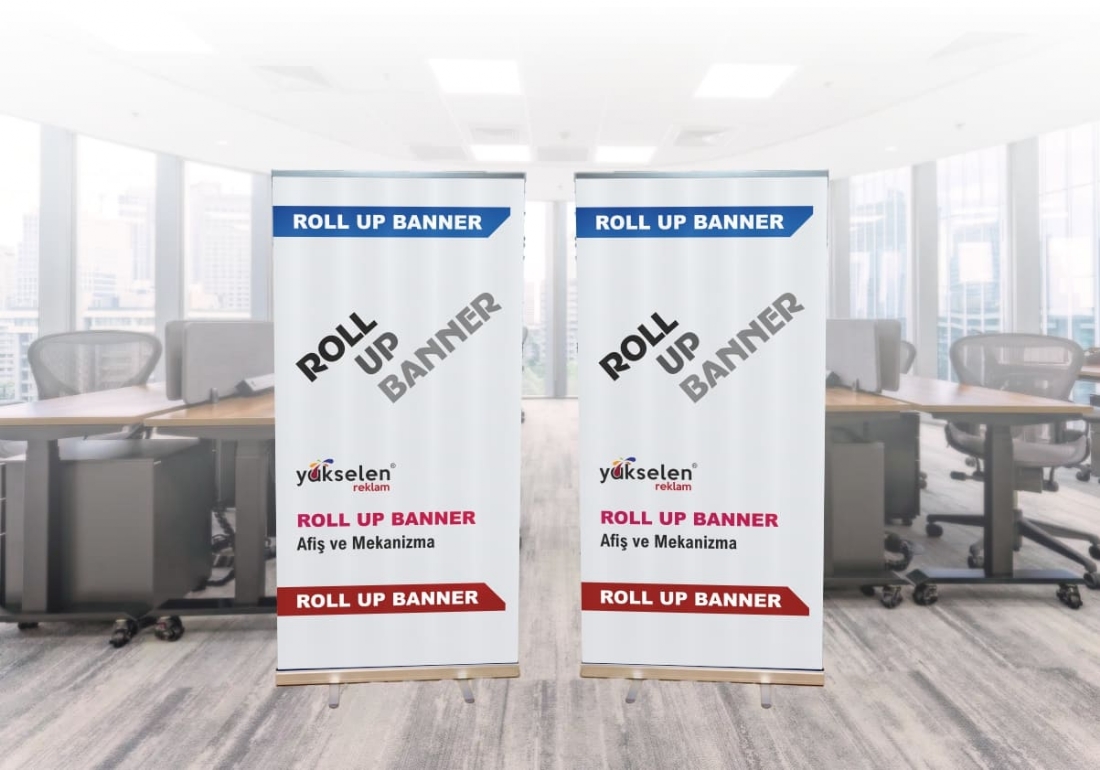 Roll up banner tasarımı, beyaz renkte, kırmızı, siyah ve gri yazılar ve logo bulunan bir banner